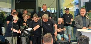 Der Chor der CJD-Werkstätten und Schönebecks stellvertretender Oberbürgermeister, Uwe Scholz (r.).