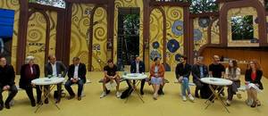 Pressekonferenz auf der Bühne.