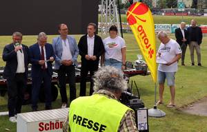 Eröffneten den 20. Schönebecker SoleCup (v.l.): Oberbürgermeister Bert Knoblauch, Magdeburger Bürgermeister Martin Zimmermann, Landrat MArkus Bauer, Staatssekretär Thomas Wünsch und Union-Vizepräsidentin Saskia Schenk. © Stadt Schönebeck (Elbe) Eröffneten den 20. Schönebecker SoleCup (v.l.): Oberbürgermeister Bert Knoblauch, Magdeburger Bürgermeister Martin Zimmermann, Landrat MArkus Bauer, Staatssekretär Thomas Wünsch und Union-Vizepräsidentin Saskia Schenk.