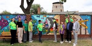 Young Generation vor seiner Wand. © Stadt Schönebeck (Elbe) Young Generation vor seiner Wand.