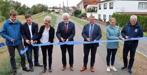 Feierlicher Scherenschnitt am neuen Elbdeich.