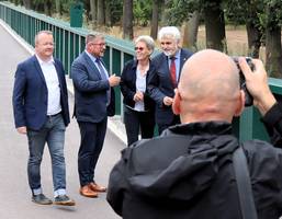 Stadtrat René Wölfer (v.l.) und Oberbürgermeister Bert Knoblauch im Gespräch mit LHW-Direktorin Martine Große-Sudhues und Umweltminister Armin Willingmann.