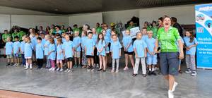 Die Kinder des Hortes "Ratzefummel" sangen mit den Radlern gemeinsam das Tourlied. © Stadt Schönebeck (Elbe) Die Kinder des Hortes "Ratzefummel" sangen mit den Radlern gemeinsam das Tourlied.
