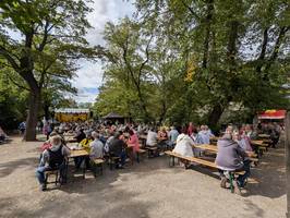 Sitzbänke vor der Bühne