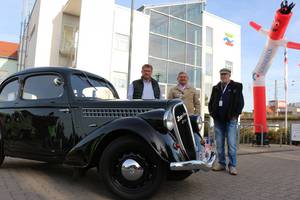 (Foto: Bert Knoblauch, Friedrich Husemann , Helmut Marx hinter einem 80 Jahre alten Skoda Popular 1100 OHV von Besitzer Stephan Spandau.