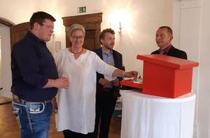 Stephan Czuratis, Anita Bader, Matthias Poeschel und Thomas Michling (v. l.) informieren beim Pressetermin am Montag über die vielen Möglichkeiten des bevorstehenden Kultursommers 21 im Salzlandkreis, Sonderstempel zum Salzländer Kulturstempel inklusive. © Salzlandkreis Sonderstempel PG 1 160821 kl