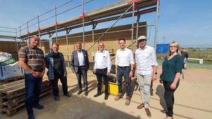 Waren bei der Freilegung der Stampflehmwände (v.l.): Detlef Büttner, Fachdienst Bauordnung und Hochbau, Salzlandkreis, Hubert Heinrichs, verantwortlicher Lehmbauer vor Ort und Ausbilder, Dr. Gunnar Schellenberger, Präsident des Landtags Sachsen-Anhalt, Dr. Alfred Reichenberger, Landesamt für Denkmalpflege und Archäologie Sachsen-Anhalt, Prof. Christof Ziegert, Lehmbau-Experte, Dachverband Lehm e.V., Carsten Sußmann, Architekt des ausführenden Architekturbüros, Nora Beyer, Stabstelle Digitalisierung und Innovation beim Salzlandkreis. © Salzlandkreis 20210907 Entschalung Lehmbau 1 RHP