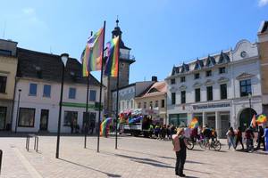 Regenbogenfahnen wehen in Schönebeck