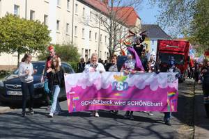 Regenbogenfahnen wehen in Schönebeck