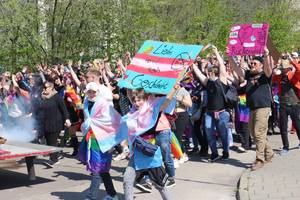 Regenbogenfahnen wehen in Schönebeck