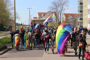 Regenbogenfahnen wehen in Schönebeck