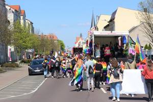 Regenbogenfahnen wehen in Schönebeck