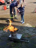 Brandschutzerziehungstage 2022: Projekt in der Grundschule "Käthe Kollwitz" © Stadt Schönebeck (Elbe) Schulkinder üben den Umgang mit Löschmitteln