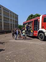 Brandschutzerziehungstage 2022: Projekt in der Grundschule "Käthe Kollwitz" © Stadt Schönebeck (Elbe) Schulkinder üben den Umgang mit Löschmitteln