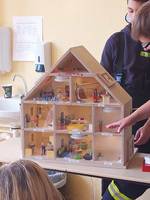 Schulkinder üben den Umgang mit Löschmitteln