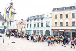 Regenbogenfahnen wehen in Schönebeck