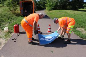Sechs neue Wegweiser auf dem Radwanderweg