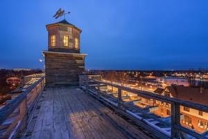 Gradierwerk am Abend mit Blick auf Uhrenturm