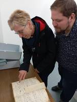 Stadtarchiv Iserlohn Die Schönebecker Archivare Britta Meldau und Mathias Hille betrachten im Stadtarchiv Iserlohn den Eintrag über die Aufnahme von Tolbergs Vater im Iserlohner Bürgerbuch