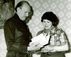 Der Schriftsteller Franz Fühmann mit der stellvertretenden Leiterin Frau Marlies Heinek, ca. 1975. Foto Stadtbibliothek Schönebeck (Elbe)
