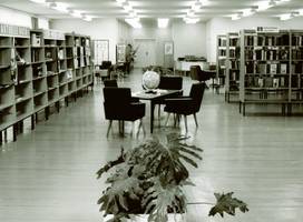 Großzügig eingerichteter Ausleihraum. Foto Stadtbibliothek Schönebeck (Elbe)