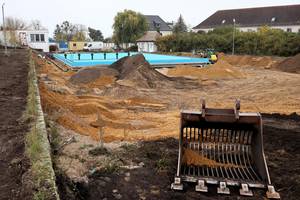 Schwimmbecken und Außenbereich