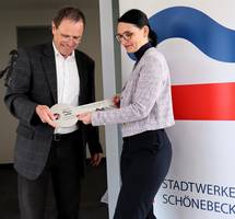 Symbolische Schlüsselübergabe mit SWS-Geschäftsführerin Julia Teige und Fachplaner Gösta Zahn.