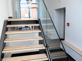 Der Übergang vom neuen zum bestehenden Gebäude. Den Höhenunterschied überwindet man mittels Treppe.