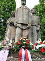 Niedergelegte Kränze am Nicolai-Mahnmal.