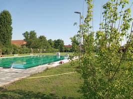 Rund um das 25-Meter-Becken ist bereits gepflastert und Rasen verlegt worden.