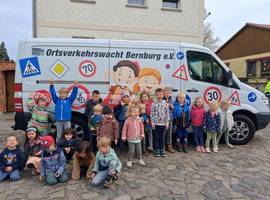 Kinder vor dem Transporter der Verkehrswacht.