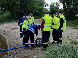 Ausbildung an Pumpen der Wasserwehr.