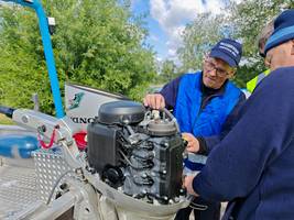 Technischer Dienst am Motor des Bootes.