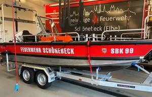 Das neue Boot der Stadtteilwehr Schönebeck (Elbe) steht auf einem Bootsanhänger.