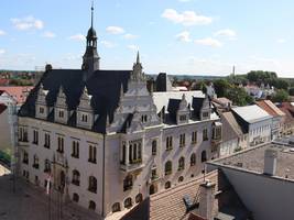 Blick auf Rathaus und Markt. Im Hintergrund die Elbauenbrücke.