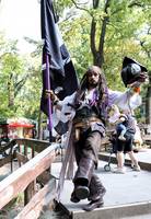 Als Pirat verkleideter Mann, der die Piratenshow vorbereitete.