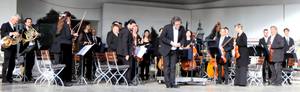 Dirigent Jan-Michael Horstmann (vorn) und die Mitteldeutsche Kammerphilharmonie eröffneten die Preisverleihung und gaben anschließend ein kleines Konzert. © Stadt Schönebeck (Elbe) Dirigent Jan-Michael Horstmann (vorn) und die Mitteldeutsche Kammerphilharmonie eröffneten die Preisverleihung und gaben anschließend ein kleines Konzert.