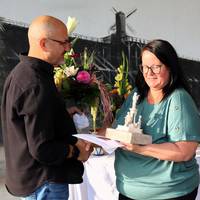 Enrico Grube gratuliert Daniela Knopf.