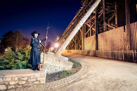 Nachtwächter Jeff Lammel am Gradierwerk &copy; Tourist-Event Lammel