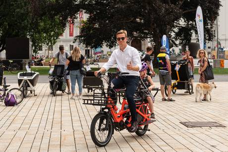 Ein Mann und ein Kind auf einem Lastenrad. © Cargobike Roadshow / Andreas Loercher