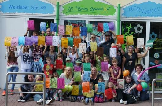 Kinder, Jugendliche und das Team des Jugendclubs Young Generation