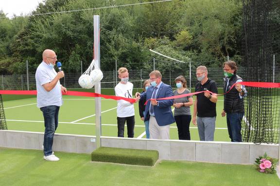 Schönebecks Oberbürgermeister Bert Knoblauch eröffnete gemeinsam mit Schülern und (v.r.) Projektmanager Frank Beschke, Geschäftsführer Reinhard Schäfer (beide Keller Tersch), Schulleiterin Burglind Auge sowie Manfred Kurth (l.), Lehrer und Leiter der Fußball-AG, das neue Multifunktions-Sportfeld der Oskar-Kämmer-Schule „LebenLernen“. © Stadt Schönebeck OBEröffnungMultisportfeld ©Stadt Schönebeck