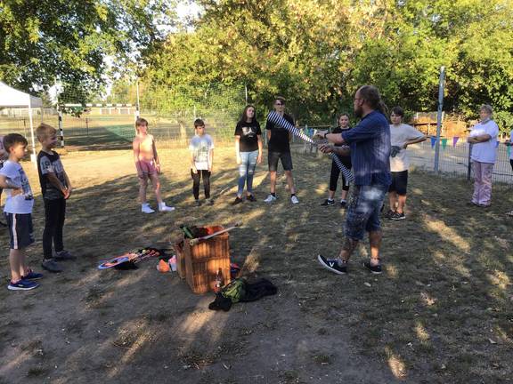 Ronald Walkoff, genannt Gaukler Syri, zeigte den angehenden Feuer - Künstlerinnen und Künstlern die sogenannten "Basics" der Jonglage und führt nun in mehreren Workshops die Kids in die Kunst des Jonglierens ein. Ronald Walkoff, genannt Gaukler Syri, zeigte den angehenden Feuer - Künstlerinnen und Künstlern die sogenannten "Basics" der Jonglage und führt nun in mehreren Workshops die Kids in die Kunst des Jonglierens ein.