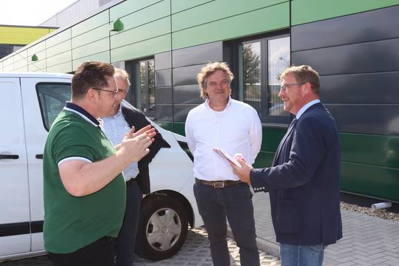Schönebecks Oberbürgermeister Bert Knoblauch (r.) gratuliert den beiden Geschäftsführern Stefan (l.) und Lars (2.v.r.) Rübner sowie Gesellschafter Koen Quaghebeur. © Stadt Schönebeck IMG 0949 ©Stadt Schönebeck