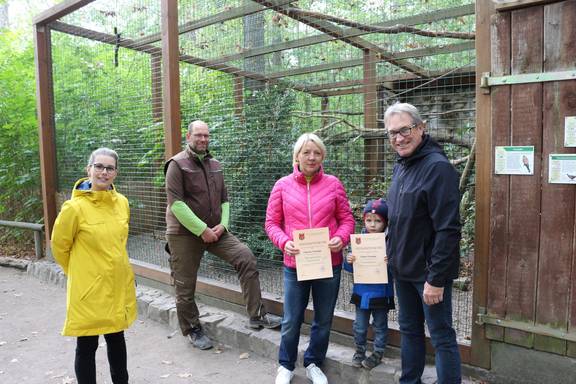 Oskar Grampe übernahm die Patenschaft für einen Turmfalken. Bei der Urkunden-Übergabe dabei (v.l.): Karin Stagge, Sachgebietsleiterin Kultur und Sport der Stadt Schönebeck (Elbe), Tiergartenleiter Matthias Willberg, Annett Grampe und Frank Grampe. © Stadt Schönebeck IMG 1116 ©Stadt Schönebeck