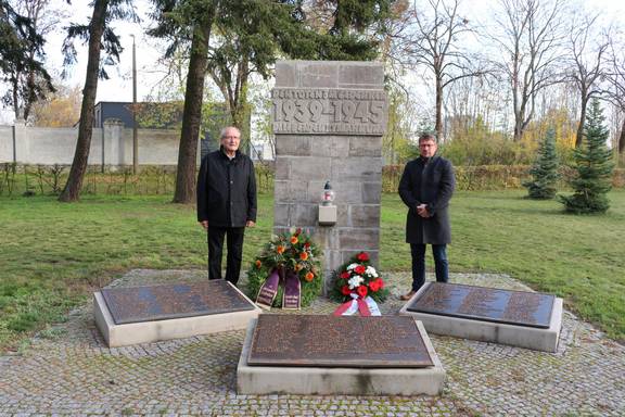 Herbert Bohlmann (l.), 1. Vorsitzender des Sozialverbandes Deutschland in Schönebeck, und Oberbürgermeister Bert Knoblauch legten am Volkstrauertag Kränze nieder. © Stadt Schönebeck IMG 1294 ©Stadt Schönebeck
