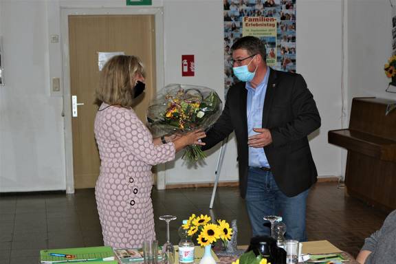 Schönebecks Oberbürgermeister Bert Knoblauch gratuliert Belinda Biging, Leiterin des Regionalverbandes Elbe-Saale der Volkssolidarität, zum Ehrenpreis. © Stadt Schönebeck IMG 1336 ©Stadt Schönebeck