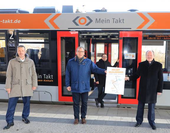 Konzernbeauftragter der Deutschen Bahn Martin Walden, Landrat Markus Bauer, NASA-Geschäftsführer Peter Panitz und Thomas Webel, Minister für Landesentwicklung und Verkehr, (v.l.) haben die Pläne für die Salzlandbahn am Bahnhof in Bernburg vorgestellt. © Nasa GmbH NASA Foto PM 20 18 Hbf Bbg Salzlandbahn ©Nasa GmbH