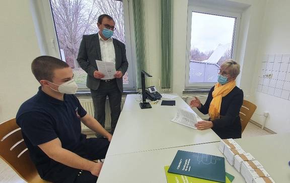 Dr. Monika Mingramm (r.) erklärt Paul Schwarz vom Salzlandkreis, wie das Arztgespräch im Impfzentrum ab Montag ablaufen wird. Landrat Markus Bauer (M.) erklärte am Donnerstag den Ablauf im Impfzentrum. © Pressestelle Salzlandkreis SLKArztgespräch0107 ©Pressestelle Salzlandkreis