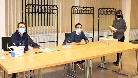Betreuten das Wahllokal in der Stadtbibliothek Schönebeck (v.l.): Franz Richter, Tim Pößel und Annika Kaiser. © Stadt Schönebeck WahllokalBibliothek ©Stadt Schönebeck